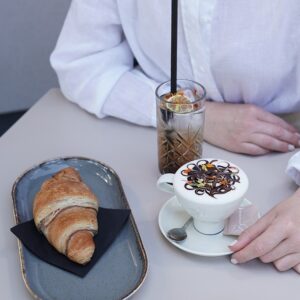 Slasten francoski rogljiček in cappuccino